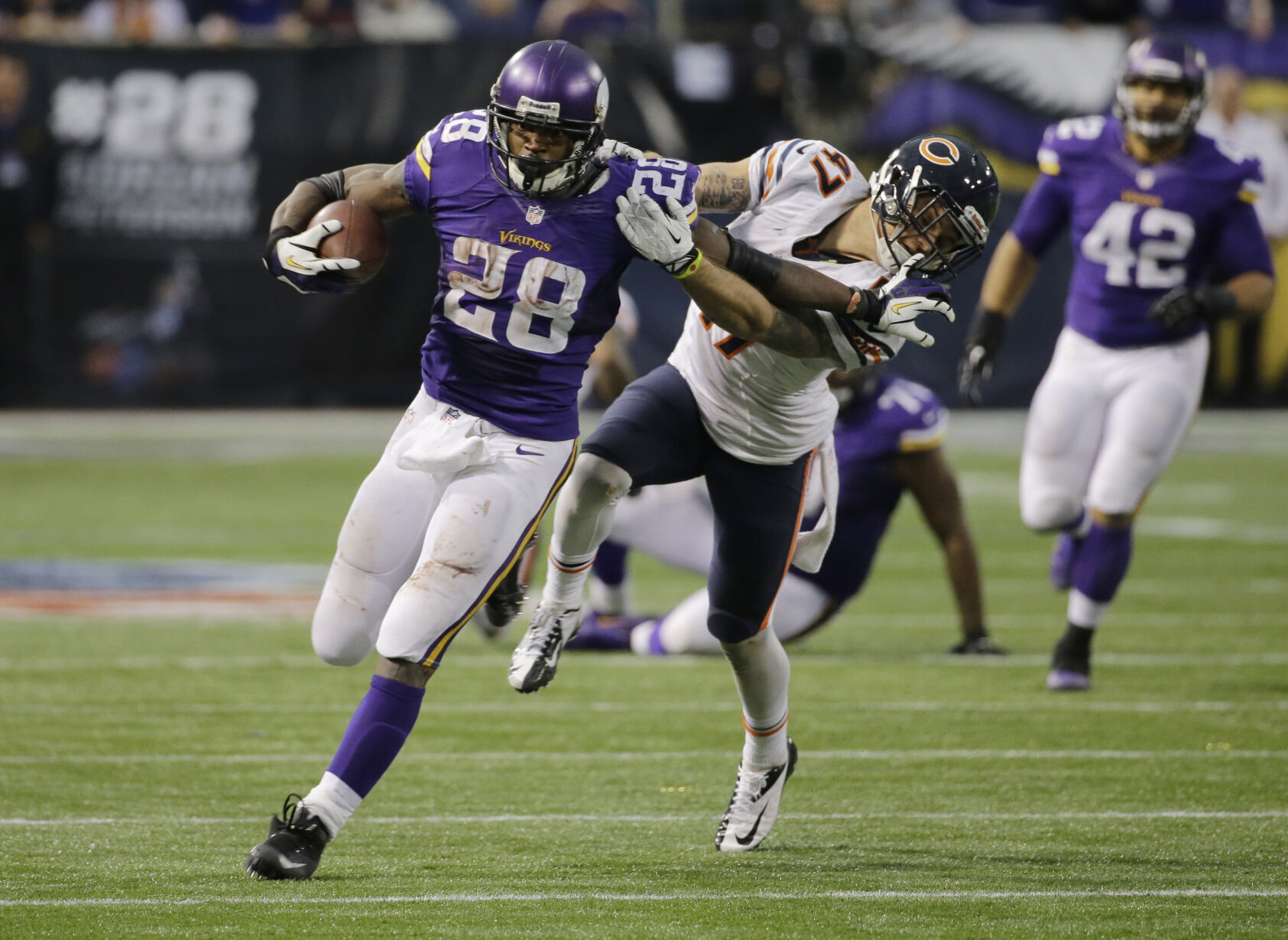 2013: Adrian Peterson surpasses 10,000 yards in his 101st NFL game